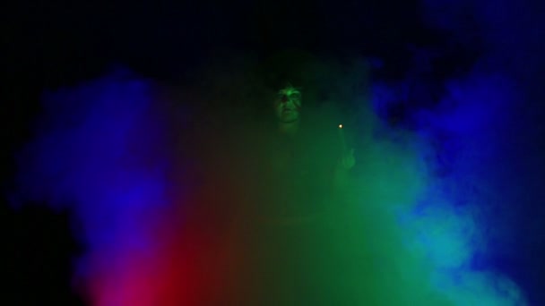 Uma Jovem Bruxa Luz Nuvem Fumaça Busca Preto Com Uma — Vídeo de Stock