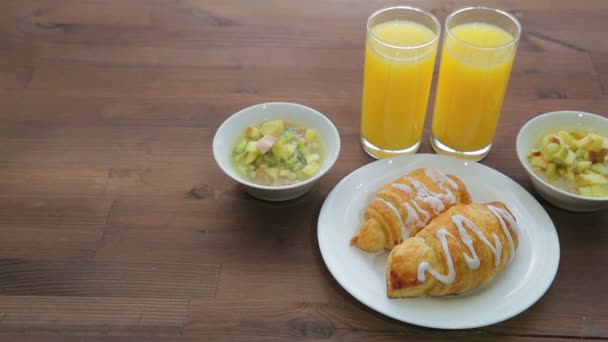 Mesa Madeira Estão Dois Copos Suco Laranja Dois Pratos Com — Vídeo de Stock