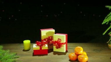 Noel hediyeleri Noel ağacının yanındaki kutuları