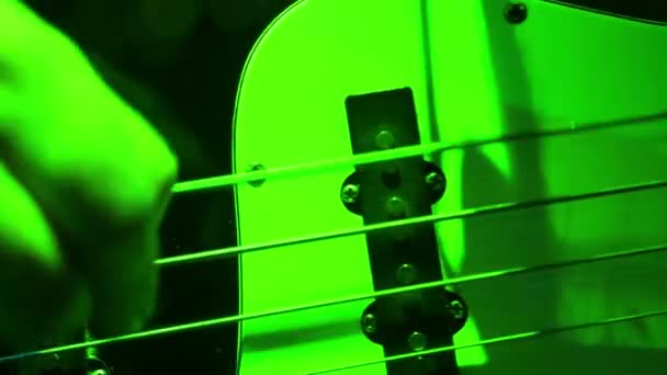 A man plays bas-guitar. Close-up. — Stock Video