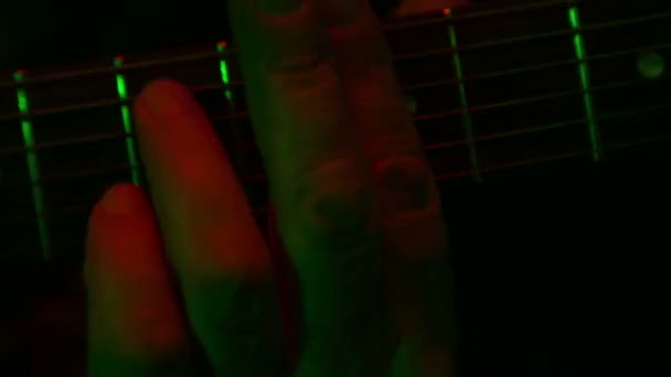 Mannenhand elektrische gitaar spelen. Concert verlichting. — Stockvideo