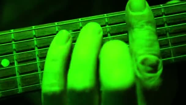 Primer plano de un mans mano recoge acordes en una guitarra eléctrica . — Vídeo de stock