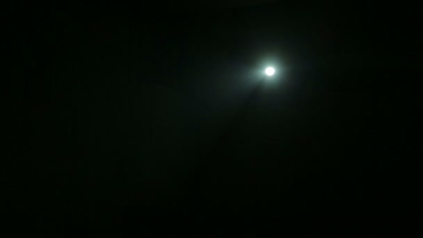 Wiązka reflektora profil, skierowane do sceny w całkowitej ciemności — Wideo stockowe