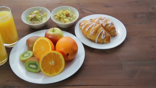 Uma Mesa Madeira Prato Fruto Dois Copos Suco Laranja Câmera — Vídeo de Stock