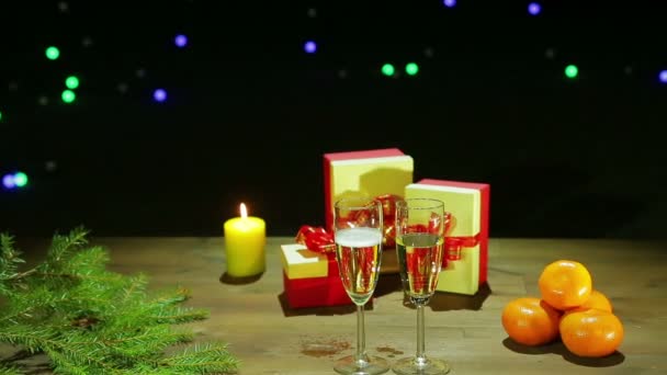 Gläser mit schaumigem Champagner auf dem Weihnachtstisch. — Stockvideo