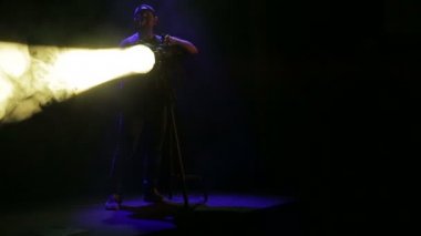 Bir adam ışığı profil spot döner ve ışık yönlendirir