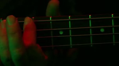 A mans el tunes bir gitar. Yakın çekim.