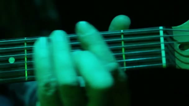 The hand of a man sets up an electric guitar. Close-up. — Stock Video