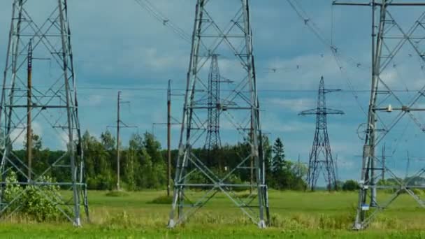 Base de postes de linha de energia, tiro médio. Panorama da esquerda para a direita — Vídeo de Stock