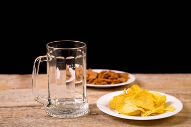 Bir ahşap bir kupa bira için geçerli. Yatay fotoğraf.