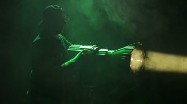 Bir erkek ışığı profil spot ışık huzmesi profilleri ve cihazın kılavuzları.