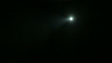 Bir adam ışığı profil projektör diyafram açar ve ışık demeti yönlendirir