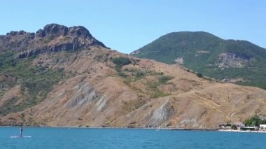 Mavi gökyüzüne karşı kıyı Dağları