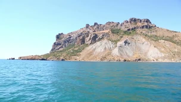海にある岩だらけの島 — ストック動画