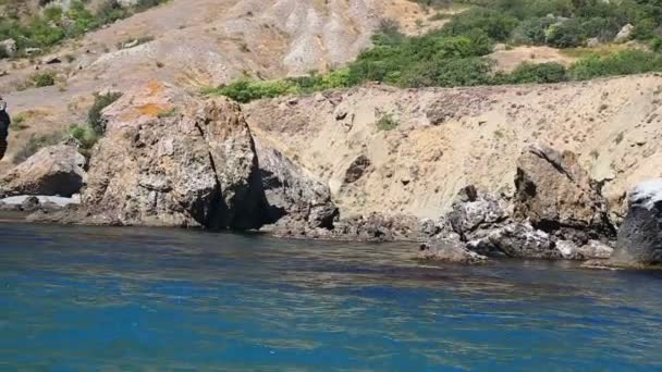 Frammenti Della Roccia Sono Nell Acqua Largo Della Costa Vista — Video Stock