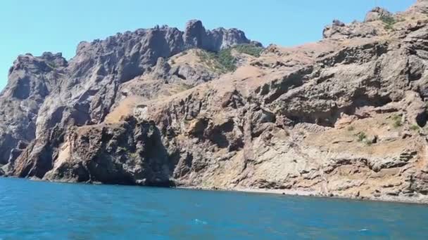 岩が多い海岸に船からの眺め — ストック動画
