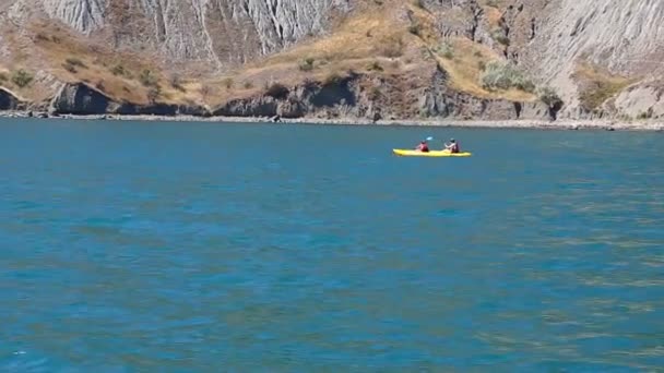 游客们在海边的皮划艇上游泳 — 图库视频影像
