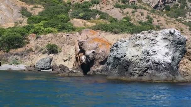 一名男子在大型石崖的背景下乘坐皮划艇航行 — 图库视频影像