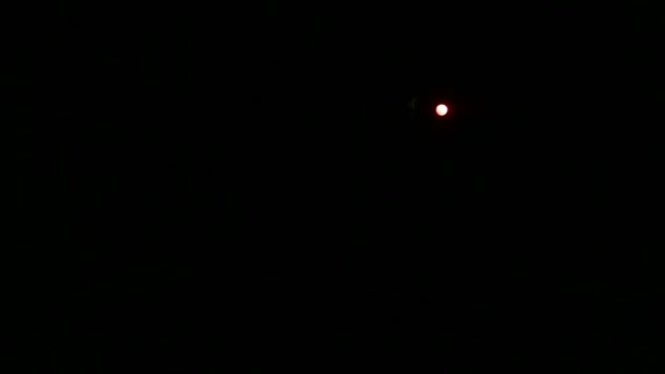 Un faisceau de lumière rouge d'un projecteur dirigé vers la scène dans l'obscurité totale 