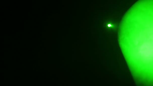 スモーク マシンの煙のスポット ライトから緑色の光のビームを持つシーンの照明 — ストック動画