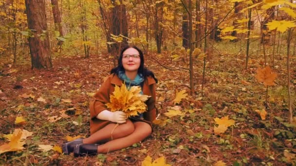 Een Jonge Vrouw Met Bril Zit Het Gras Herfst Park — Stockvideo