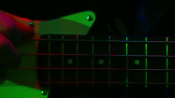 Bir Adamın Elini Bas Gitar Çalıyor — Stok video