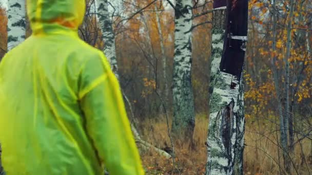 Una Mujer Impermeable Camina Por Bosque Plan Global — Vídeos de Stock