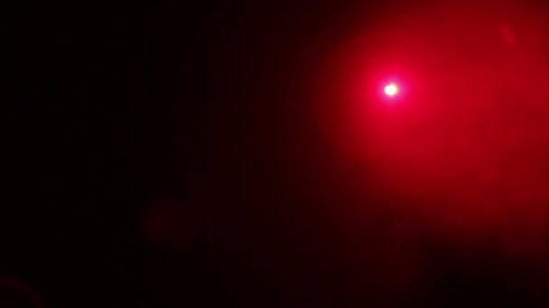 Éclairage Scène Avec Rayon Lumière Rouge Provenant Projecteur Dans Fumée — Video