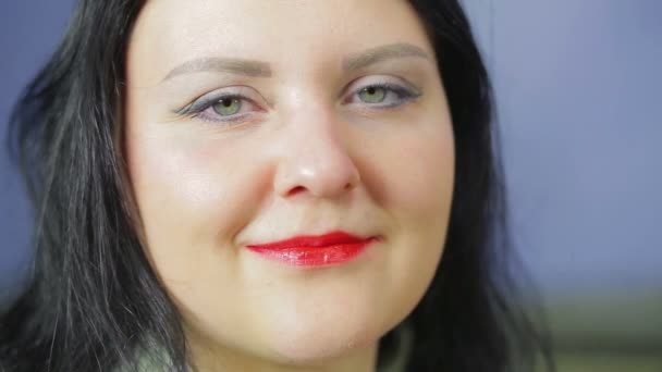 Ansiktet Leende Kvinna Med Klarröda Läppstift — Stockvideo