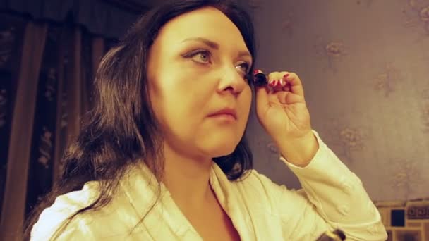 Eine Junge Frau Weißen Mantel Raucht Ihre Wimpern Mit Wimperntusche — Stockvideo