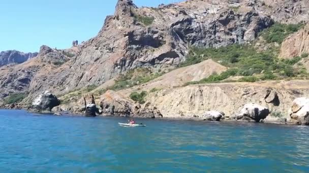 Homme Navigue Sur Kayak Sur Fond Une Mer Rocheuse — Video