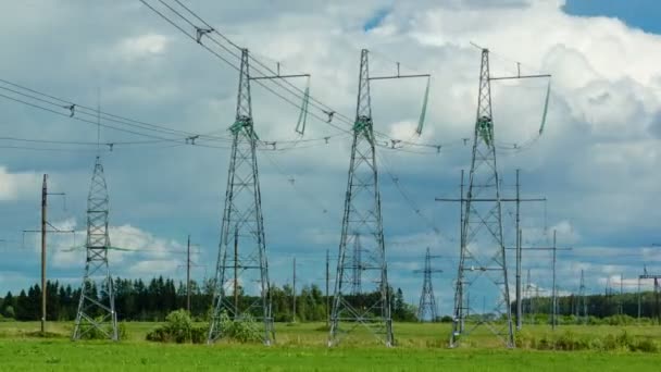 Linhas de energia contra o céu azul com nuvens correntes. Fotografia geral — Vídeo de Stock