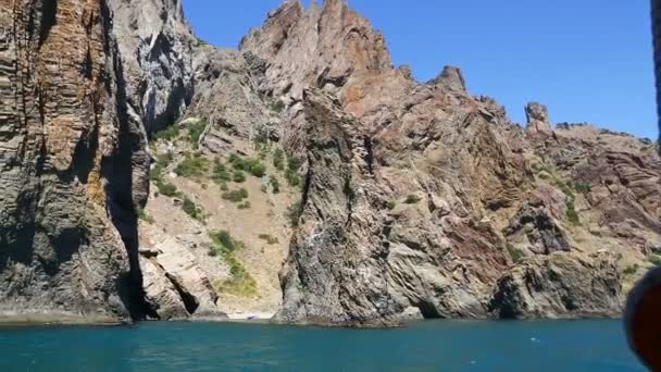 从船上到岩石悬崖的景色 相机从右到左移动 — 图库视频影像