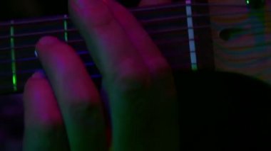 Erkek el elektro gitar dizeleri kıskaç. Konser aydınlatma