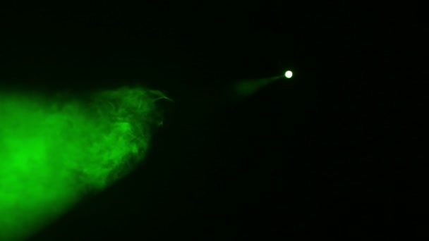 Iluminação da cena com um feixe de luz verde de um foco na fumaça de uma máquina de fumaça — Vídeo de Stock