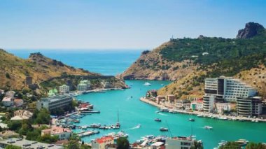 Defne Dağları ile çevrili sessiz bir deniz yatlar. Zaman sukut.