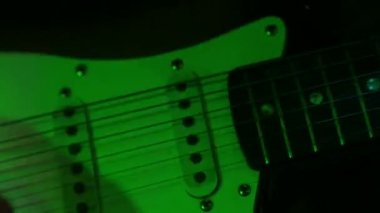 Elektro gitar çalmak bir konserde. Yakın çekim.
