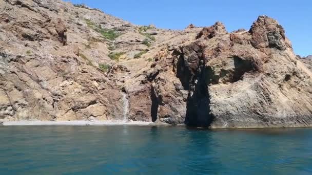 Скалистые Скалы Удаляются Среднему Плану Стороны Воды — стоковое видео