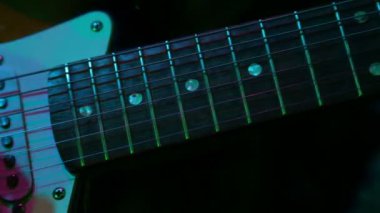 Elektro gitar çalmak bir konserde. Yakın çekim.