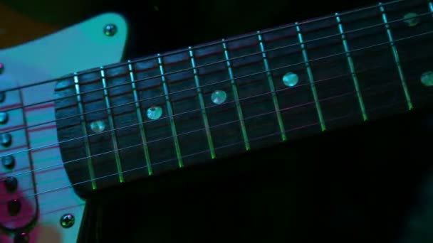 A tocar guitarra eléctrica num concerto. Close-up . — Vídeo de Stock