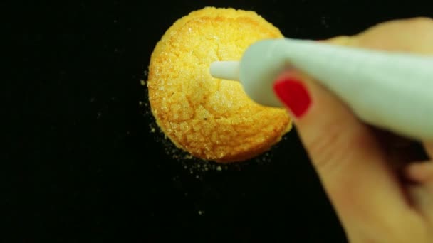 Vrouwelijke hand trekt op de boter koekjes culinaire rode kleurstof nummer één. Tijd ronden — Stockvideo