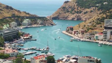 Zaman sukut. Deniz kenarında bir yerleşim için dağdan görüntüleyin. Yatlar körfezde yüzen