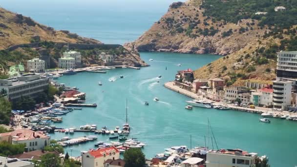 El tiempo pasa. Vista desde la montaña hasta un asentamiento junto al mar. Yates flotan en la bahía — Vídeo de stock