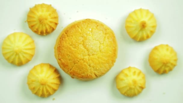 Butter biscuits round, surrounded by small cookies .. Movement in a circle. Hand Made. — Stock Video