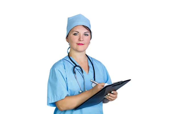 Unga leende kvinna läkare med en tablett i händerna på en vit bakgrund. — Stockfoto