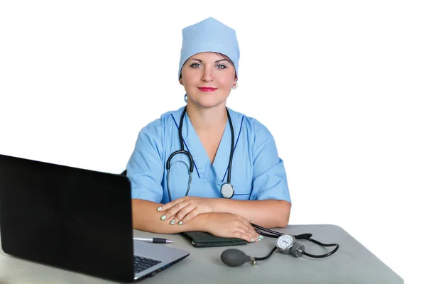 Женщина-врач со стетоскопом за столом за компьютером на белом фоне . — стоковое фото