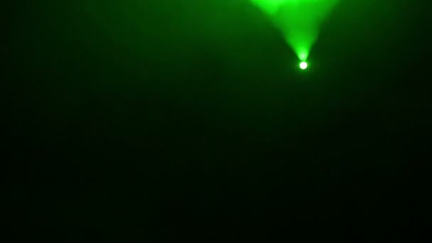 Подсветка сцены профилированным зеленым лучом прожектора в дыму от дымовой машины сверху донизу — стоковое видео