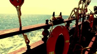 Gün batımı sırasında denizde yelken yat tarafında parçası.