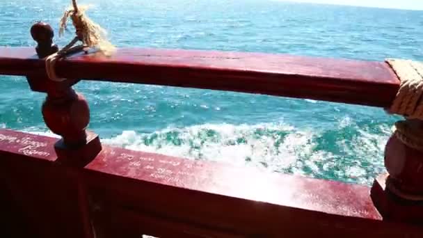 Fragmento Barandilla Del Yate Que Navega Sobre Mar — Vídeo de stock