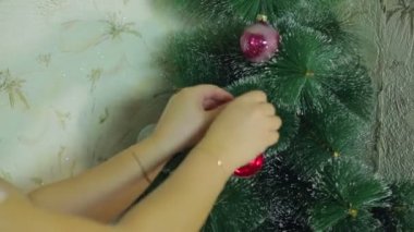 Kadın el tatil topları ile Noel ağacı süslemeleri.
